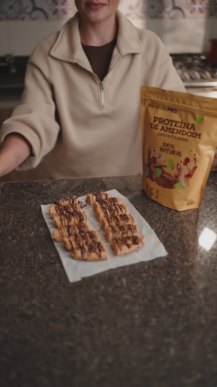 Preparo da barrinha proteica com cobertura de chocolate e AmendoPRO