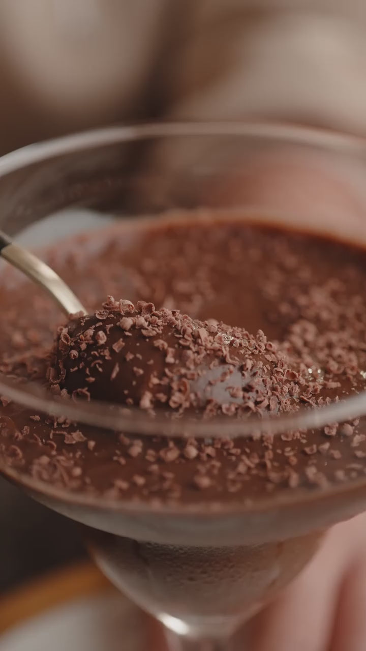 Preparo da mousse proteica e vegana de chocolate com AmendoPRO